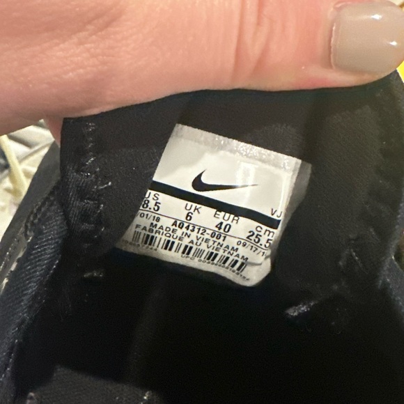 Women’s Nike Black and White Sneakers - Picture 6 of 6